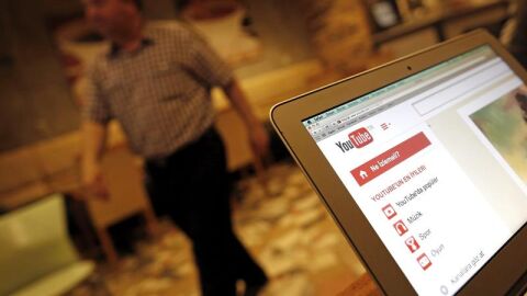 Una persona mira en su ordenador la p&aacute;gina de internet de Youtube
