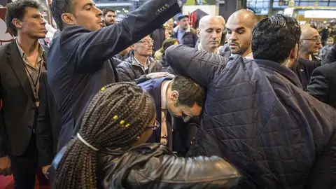 Macron tras haber recibido el impacto de un huevo Macron tras haber recibido el impacto de un huevo