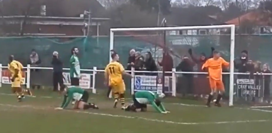 Un portero, a 'cabezazo limpio' contra el poste tras recibir un gol que rebotó en él mismo Un portero, a 'cabezazo limpio' contra el poste tras recibir un gol que rebotó en él mismo