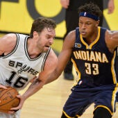 Pau Gasol penetra a canasta ante los Pacers