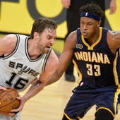 Pau Gasol penetra a canasta ante los Pacers Pau Gasol penetra a canasta ante los Pacers