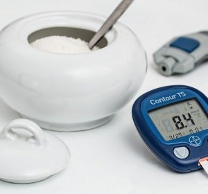 Las complicaciones de la diabetes tipo 1 y tipo 2 prevalecen en la adolescencia Las complicaciones de la diabetes tipo 1 y tipo 2 prevalecen en la adolescencia