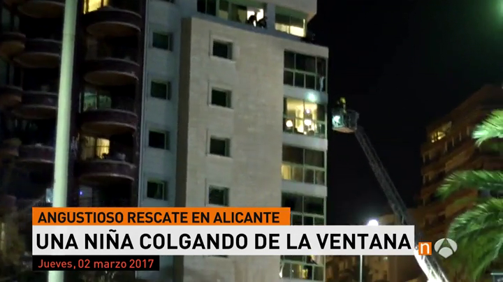 Los bomberos rescatan a una niña de cinco años colgada de la ventana de un séptimo piso en Alicante Los bomberos rescatan a una niña de cinco años colgada de la ventana de un séptimo piso en Alicante