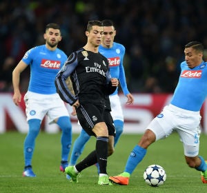 Cristiano Ronaldo rodeado de jugadores del Nápoles Cristiano Ronaldo rodeado de jugadores del Nápoles