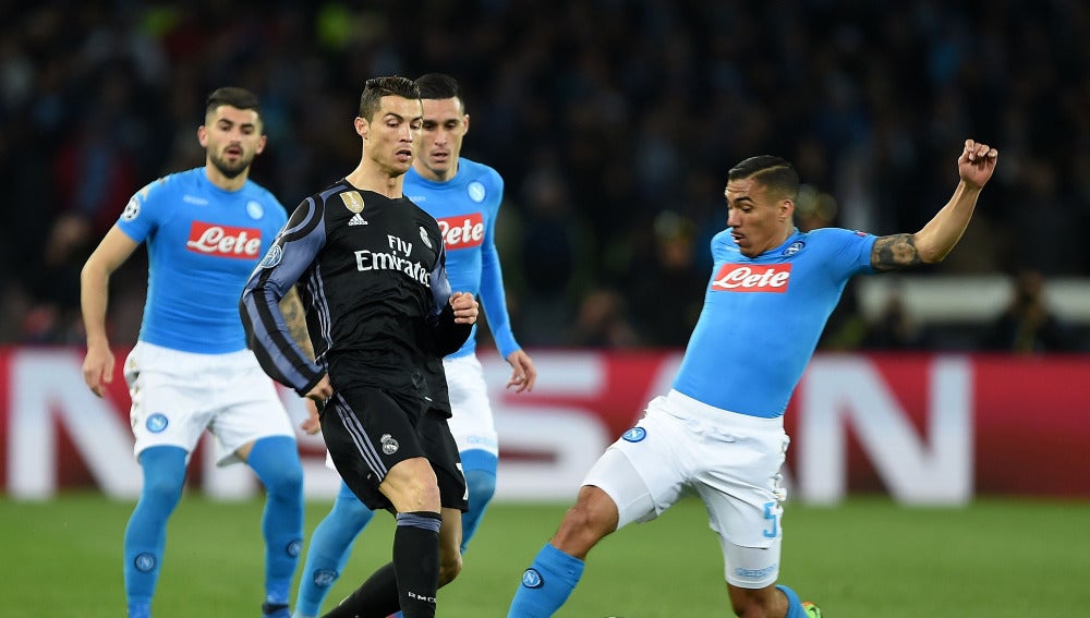 Cristiano Ronaldo rodeado de jugadores del Nápoles