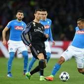 Cristiano Ronaldo rodeado de jugadores del Nápoles Cristiano Ronaldo rodeado de jugadores del Nápoles