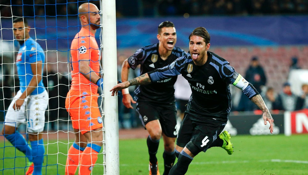 Sergio Ramos celebra su gol al Nápoles