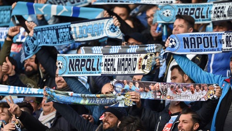 La afici&oacute;n del N&aacute;poles anima a su equipo