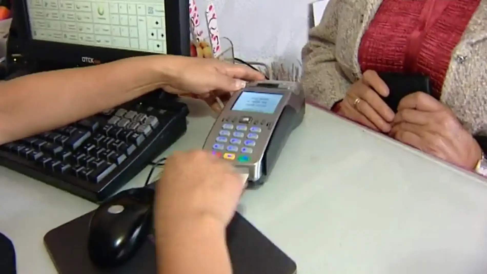Frame 0.802946 de: Los españoles usan más la tarjeta de crédito que el dinero en metálico
