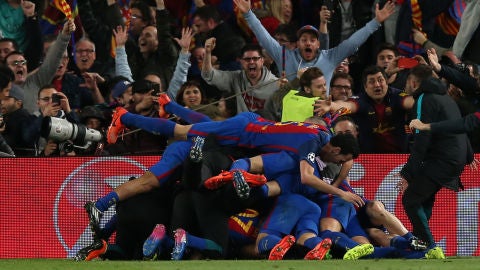 Los jugadores del Barcelona celebran la hist&oacute;rica remontada al PSG