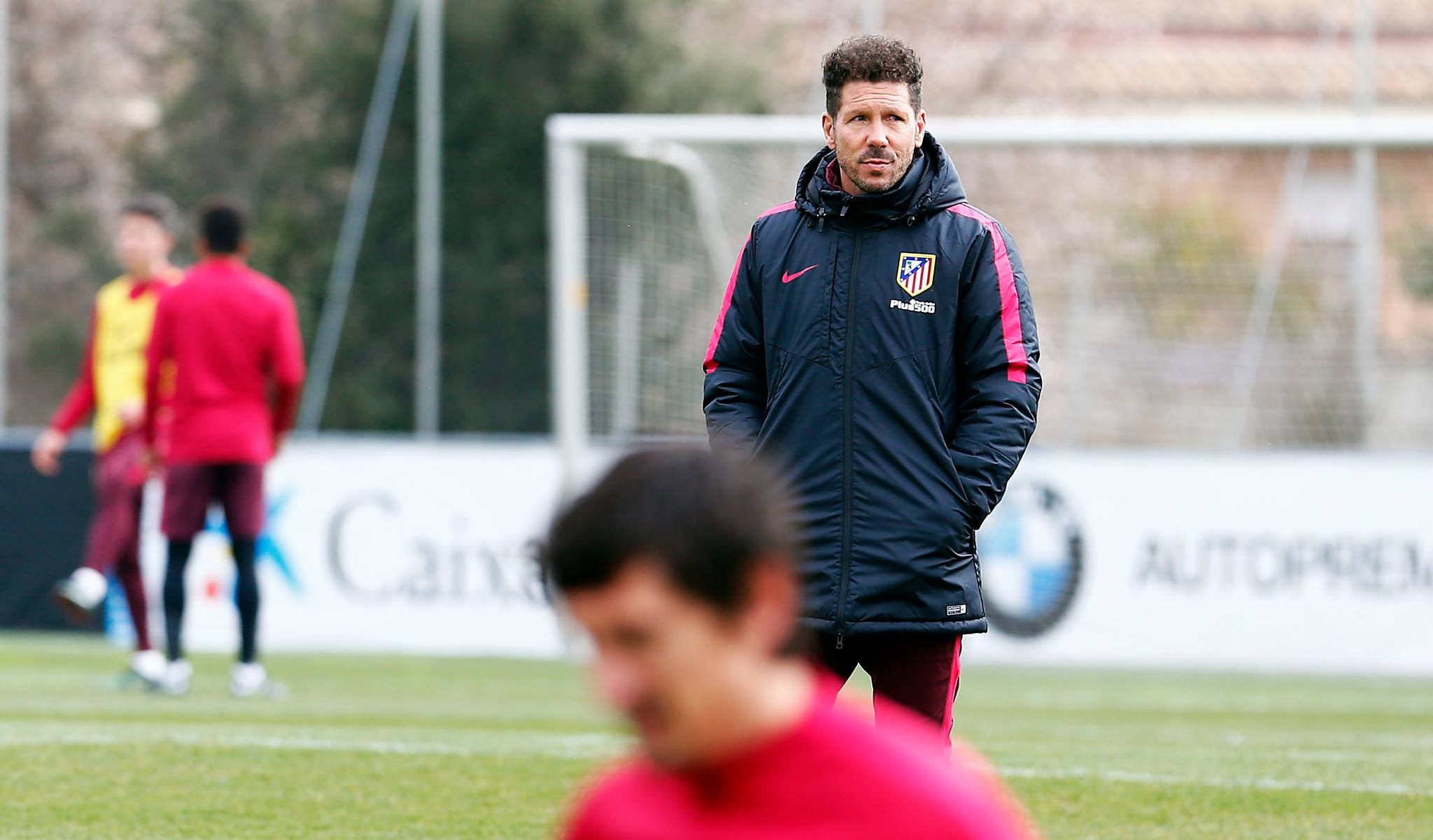 Gameiro se retiró del entrenamiento por unas molestias; Gaitán apunta a titular frente al Granada Gameiro se retiró del entrenamiento por unas molestias; Gaitán apunta a titular frente al Granada
