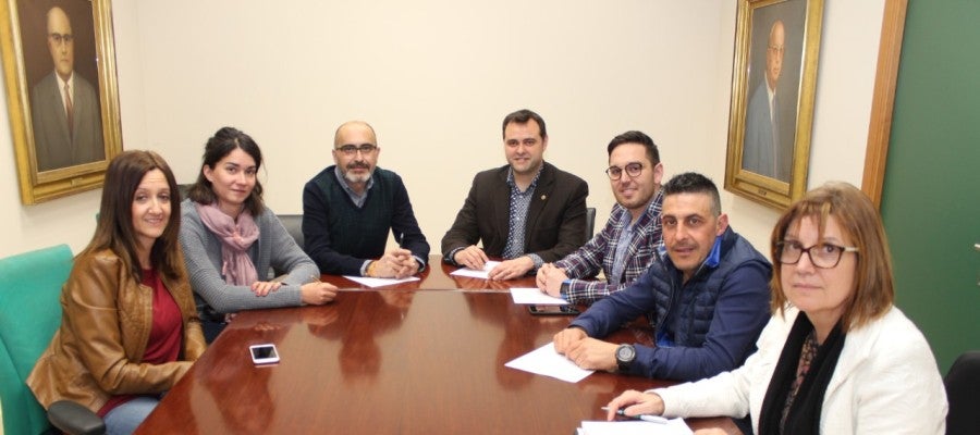 El regidor d´Economía, Xavi Ochando, i representants d´Efecte Vila-real, de Caixa Rural i la Unió de Comerç de Vila-real (Ucovi) en una reunión perfilant la implantació de la plataforma digital e-Commerce en la ciutat. El regidor d´Economía, Xavi Ochando, i representants d´Efecte Vila-real, de Caixa Rural i la Unió de Comerç de Vila-real (Ucovi) en una reunión perfilant la implantació de la plataforma digital e-Commerce en la ciutat.