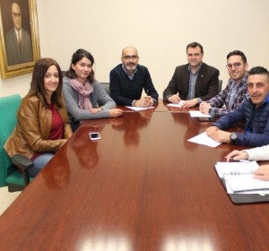 El regidor d´Economía, Xavi Ochando, i representants d´Efecte Vila-real, de Caixa Rural i la Unió de Comerç de Vila-real (Ucovi) en una reunión perfilant la implantació de la plataforma digital e-Commerce en la ciutat. El regidor d´Economía, Xavi Ochando, i representants d´Efecte Vila-real, de Caixa Rural i la Unió de Comerç de Vila-real (Ucovi) en una reunión perfilant la implantació de la plataforma digital e-Commerce en la ciutat.