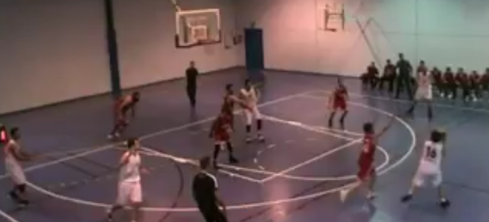 El hermano de Llull le imita con una de sus 'mandarinas' en pleno partido El hermano de Llull le imita con una de sus 'mandarinas' en pleno partido