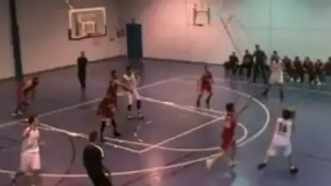 El hermano de Llull, antes de lanzar una 'mandarina' El hermano de Llull, antes de lanzar una 'mandarina'