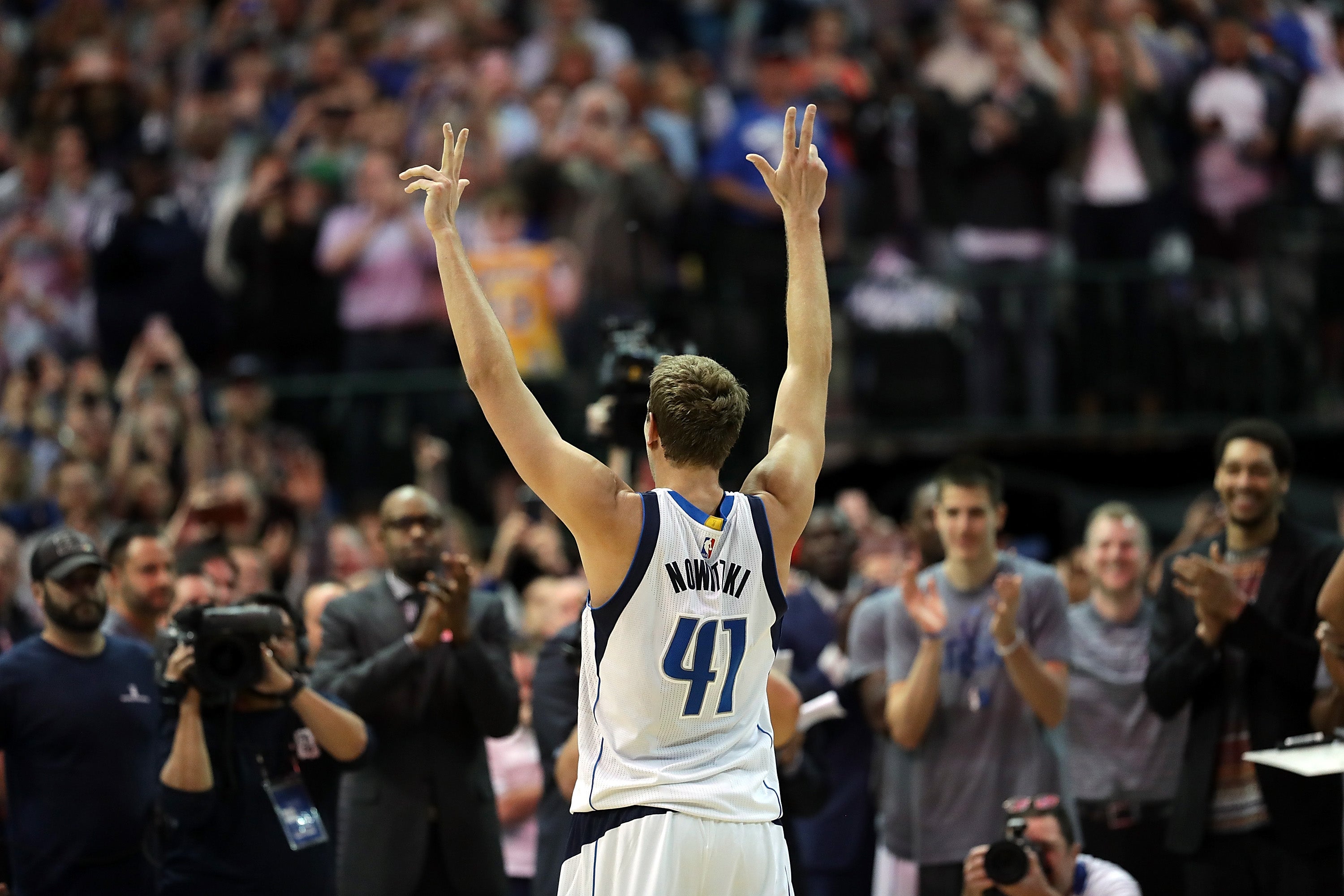 Dirk Nowitzki hace historia tras superar la barrera de los 30.000 puntos en su carrera Dirk Nowitzki hace historia tras superar la barrera de los 30.000 puntos en su carrera
