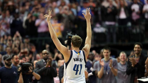 Dirk Nowitzki celebra su punto n&uacute;mero 30.000 en la NBA