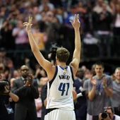 Dirk Nowitzki celebra su punto número 30.000 en la NBA Dirk Nowitzki celebra su punto número 30.000 en la NBA