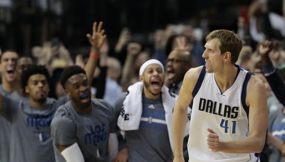 Los jugadores de los Mavericks celebran los 30.000 puntos de Dirk Nowitzki