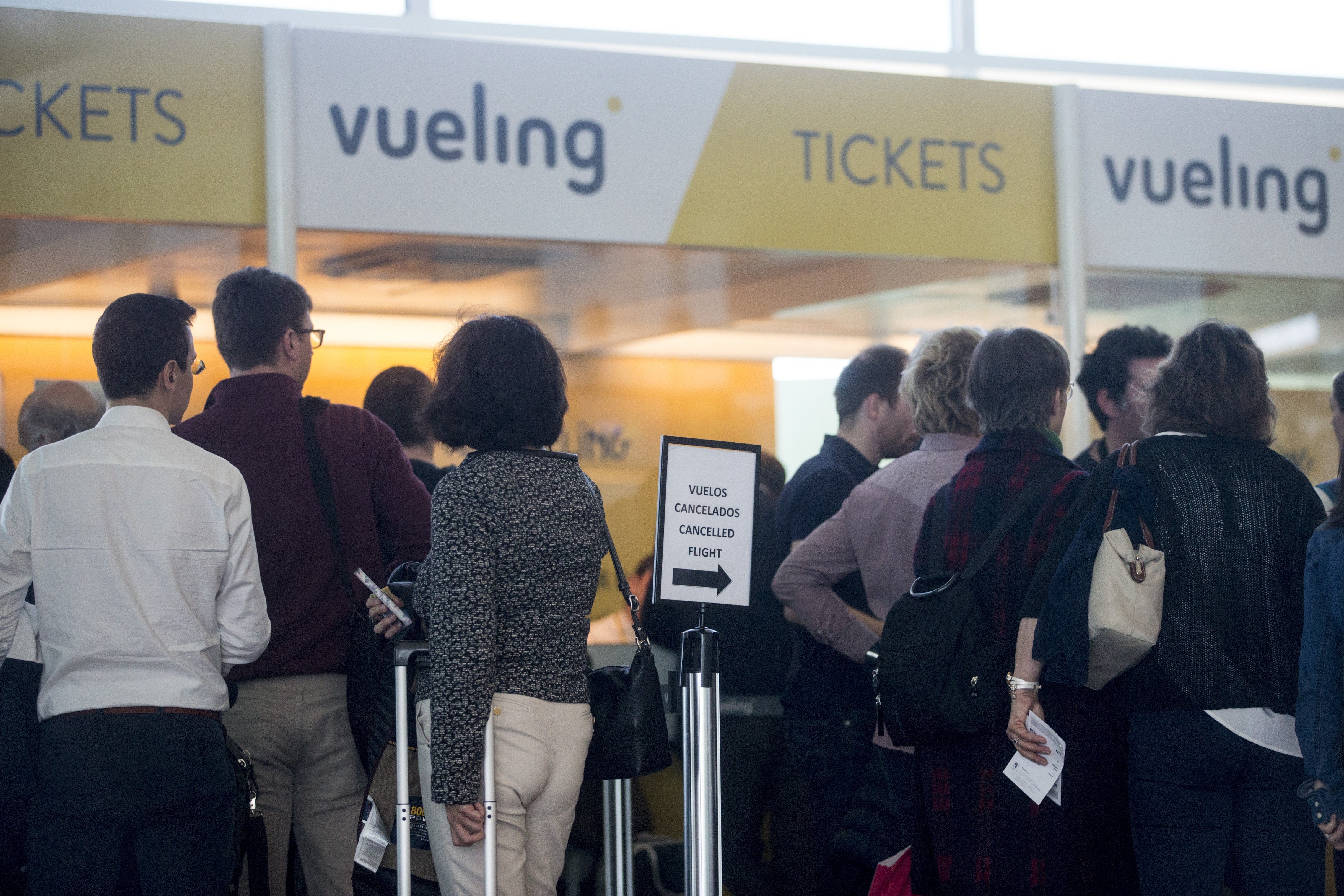 Vueling investiga la expulsión de dos pasajeras de un vuelo a Menorca Vueling investiga la expulsión de dos pasajeras de un vuelo a Menorca