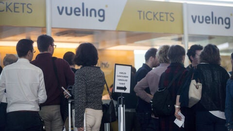 Viajeros en los mostradores de la aerol&iacute;nea Vueling