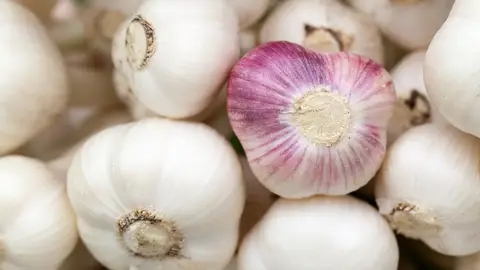 Los ajos crudos contienen alicina, un compuesto que previene el cáncer y la ansiedad Los ajos crudos contienen alicina, un compuesto que previene el cáncer y la ansiedad