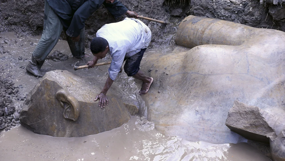Expertos descubren un coloso que podría pertenecer a Ramsés II