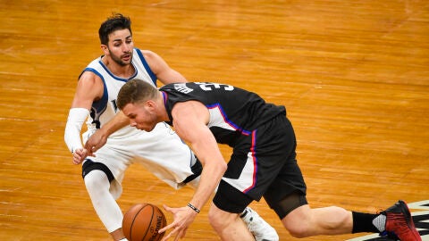 Ricky Rubio intenta robarle el bal&oacute;n a Blake Griffin