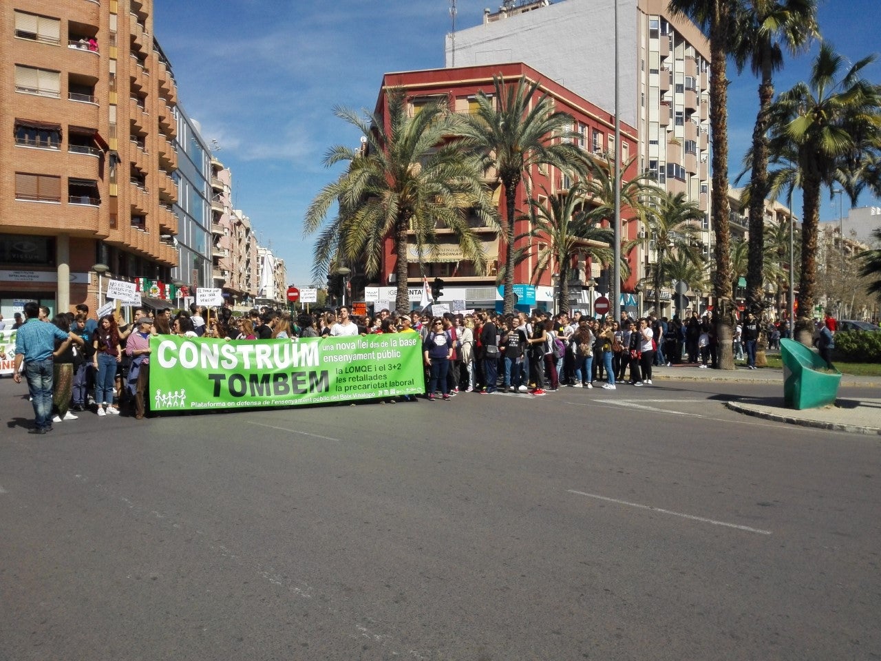 Alrededor de un millar de personas secunda en Elche la manifestación por la educación pública Alrededor de un millar de personas secunda en Elche la manifestación por la educación pública