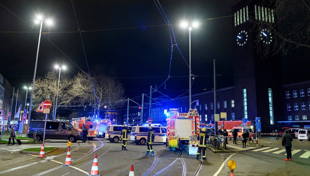 Policía y servicios de emergencias a las afueras de la estación de Dusseldorf