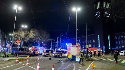 Polic&iacute;a y servicios de emergencias a las afueras de la estaci&oacute;n de Dusseldorf