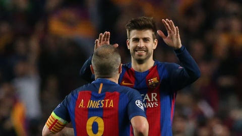 Piqu&eacute; celebra con Iniesta la victoria sobre el PSG