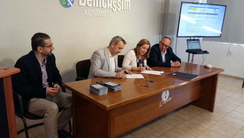 La alcaldesa de Benicàssim, Susana Marqués y el alcalde de Segorbe y presidente del Consorcio de FPA del Alto Palancia , José Rafael Magdalena, han firmado esta mañana el convenio.