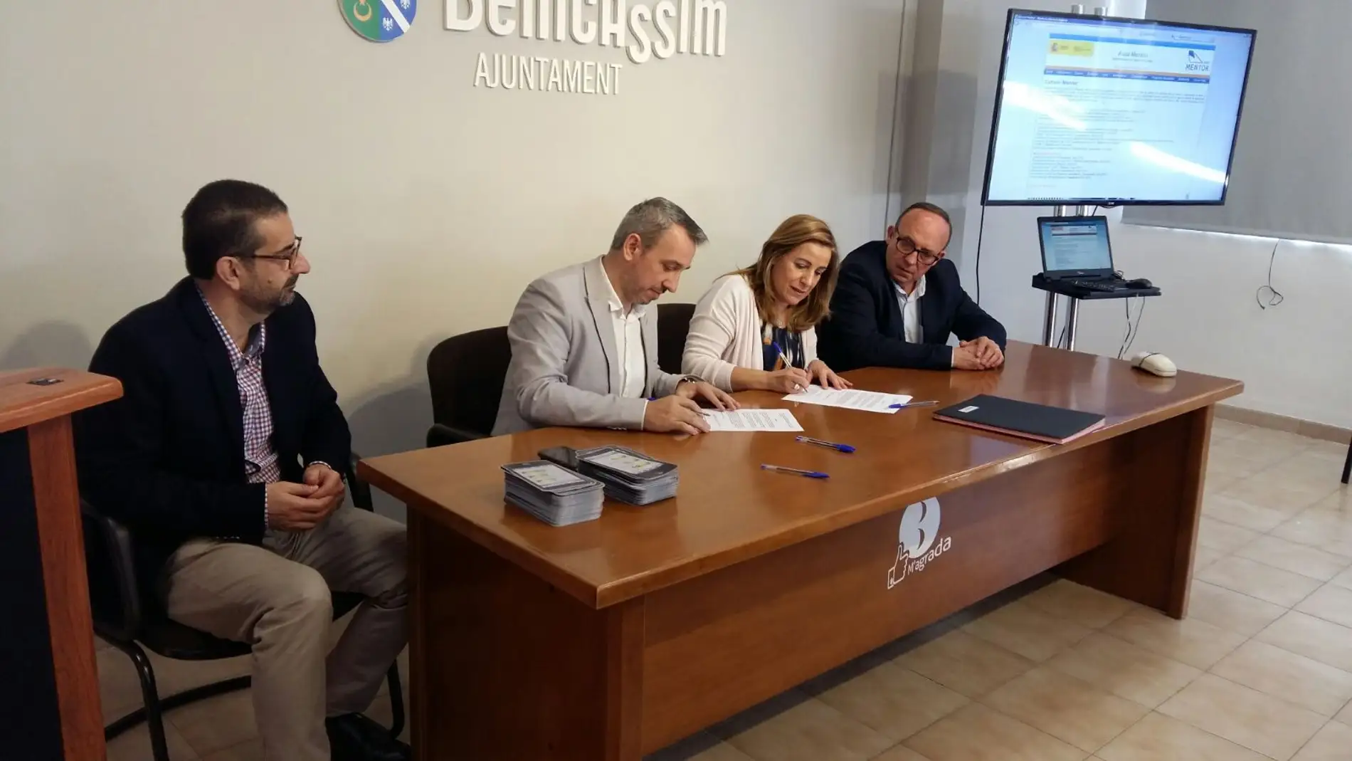 La alcaldesa de Benicàssim, Susana Marqués y el alcalde de Segorbe y presidente del Consorcio de FPA del Alto Palancia , José Rafael Magdalena, han firmado esta mañana el convenio.