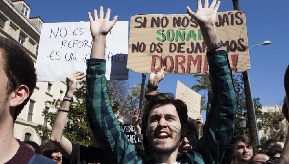  Un momento de la manifestación de estudiantes en Badajoz con motivo de la huelga general en la enseñanza pública en toda España contra la Ley Orgánica de Mejora de la Calidad Educativa (Lomce) y contra los recortes
