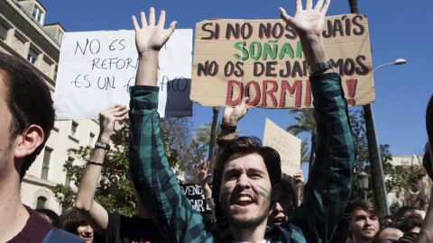  Un momento de la manifestaci&oacute;n de estudiantes en Badajoz con motivo de la huelga general en la ense&ntilde;anza p&uacute;blica en toda Espa&ntilde;a contra la Ley Org&aacute;nica de Mejora de la Calidad Educativa (Lomce) y contra los recortes