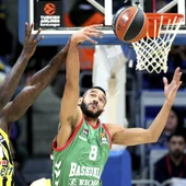 Adam Hanga trata de encestar ante Anthony Bennett Adam Hanga trata de encestar ante Anthony Bennett