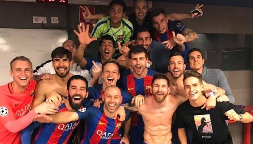 Los jugadores del Barcelona celebran la victoria contra el PSG