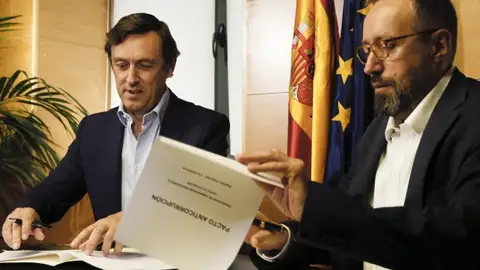 Rafael Hernando y Juan Carlos Girauta firmando el acuerdo en el Congreso. Rafael Hernando y Juan Carlos Girauta firmando el acuerdo en el Congreso.