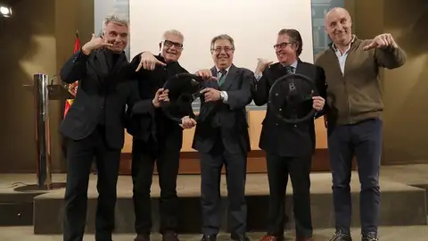 Juan Ignacio Zoido acompañado del director general de Tráfico, Gregorio Serrano, y el trío humorístico Tricicle Juan Ignacio Zoido acompañado del director general de Tráfico, Gregorio Serrano, y el trío humorístico Tricicle