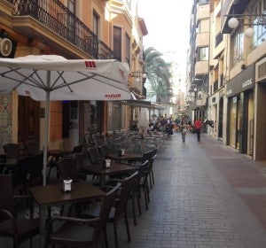 Terrazas de mesas y sillas en el centro de Elche. Terrazas de mesas y sillas en el centro de Elche.
