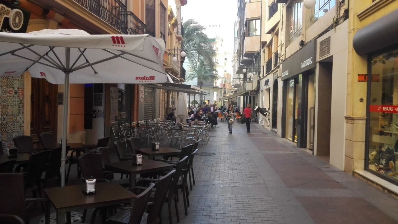 Imagen de archivo de una terraza de mesas y sillas en el centro de Elche. Terrazas
