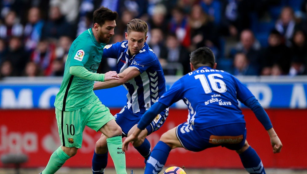 Leo Messi intenta zafarse de la defensa del Alavés