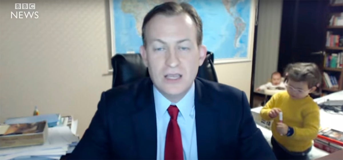 El desternillante momento en el que dos niños irrumpen por sorpresa en una entrevista en directo en la BBC El desternillante momento en el que dos niños irrumpen por sorpresa en una entrevista en directo en la BBC