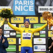 El ciclista francés Julian Alaphilippe del Quick Step celebra en el podio haber retomado el maillot amarillo de líder en la quinta etapa de la París-Niza