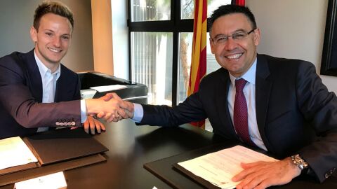 Ivan Rakitic, saluda a Bartomeu.