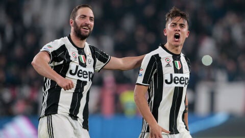 Dybala e Higua&iacute;n celebran el 2-1 ante el Milan