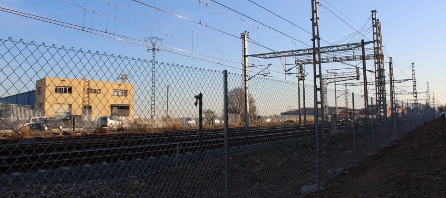 Adif ha instal-lat una valla de seguretat per tot el recorregut de la via del tren. Adif ha instal-lat una valla de seguretat per tot el recorregut de la via del tren.