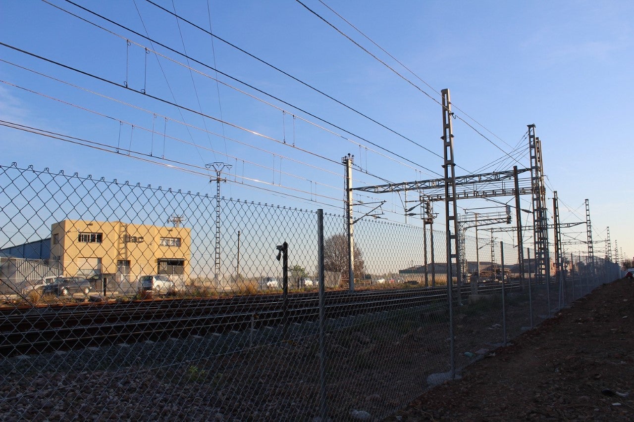 Una tanca de seguretat protegix la via del tren al seu pas per la ciutat. Una tanca de seguretat protegix la via del tren al seu pas per la ciutat.
