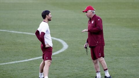 Xabi Alonso, junto a Carlo Ancelotti en un entrenamiento